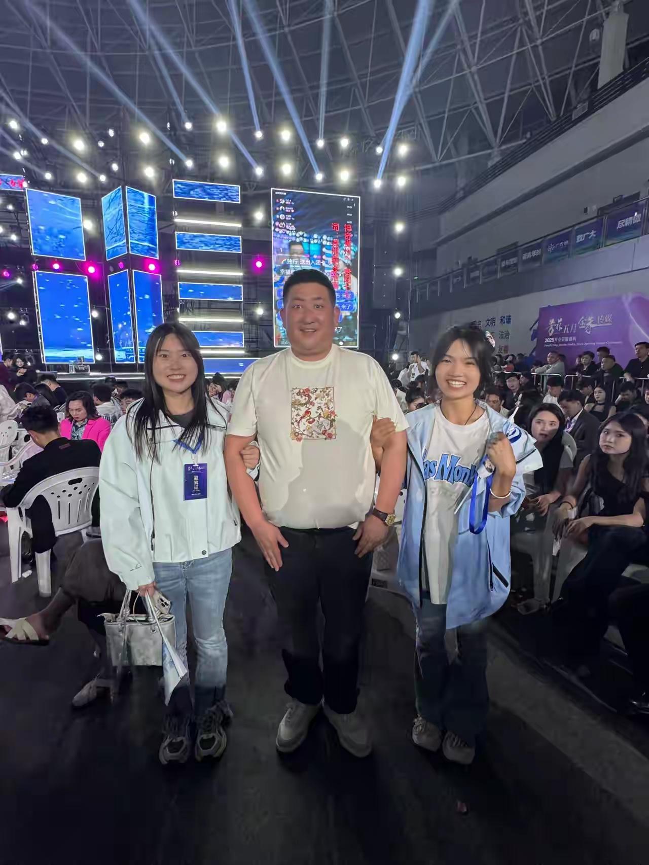 原来照片真的可以造骗的哦！这个贵州的女孩真实的人是图一右边的一个，而她的照片给大