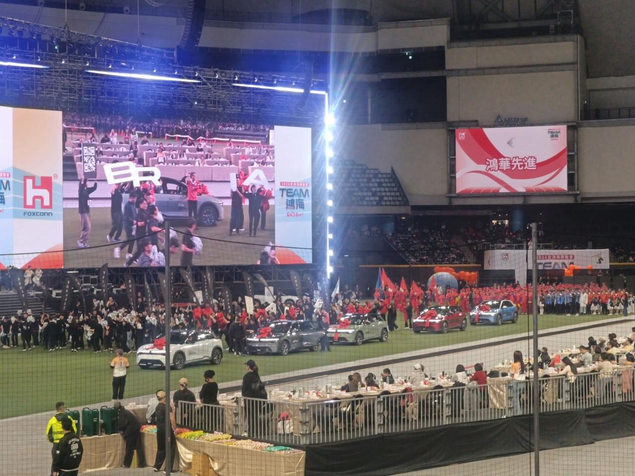 鸿海的尾牙年会可太豪横了！送豪车、送高额奖金，这手笔简直没谁了。之前鸿海尾牙