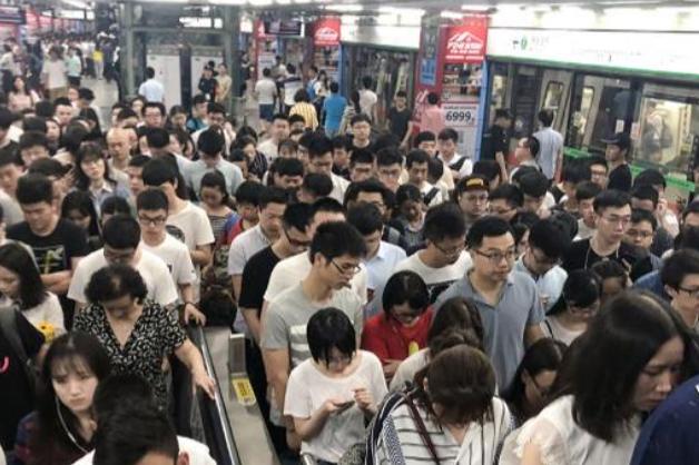 美国3.5亿人活得挺滋润；俄罗斯不到1.5亿也没见天天喊危机；加拿大连4000万