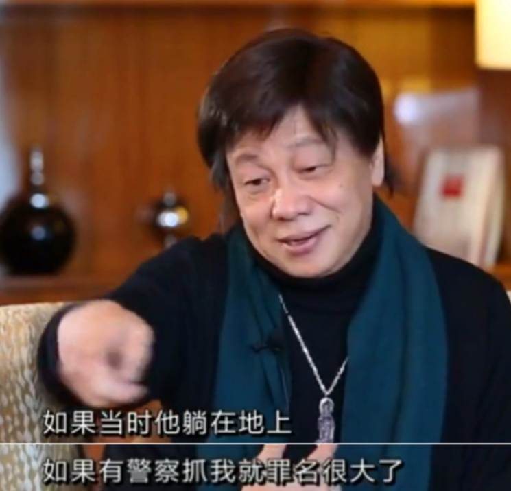 1972年，24岁的梁小龙晚上练完功，肩上搭着外套，上身只穿了一件背心，露出结实