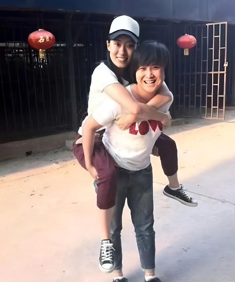 张小斐有多难？大概也只有好姐妹贾玲是门清的。当初籍籍无名，有戏拍就很高兴，