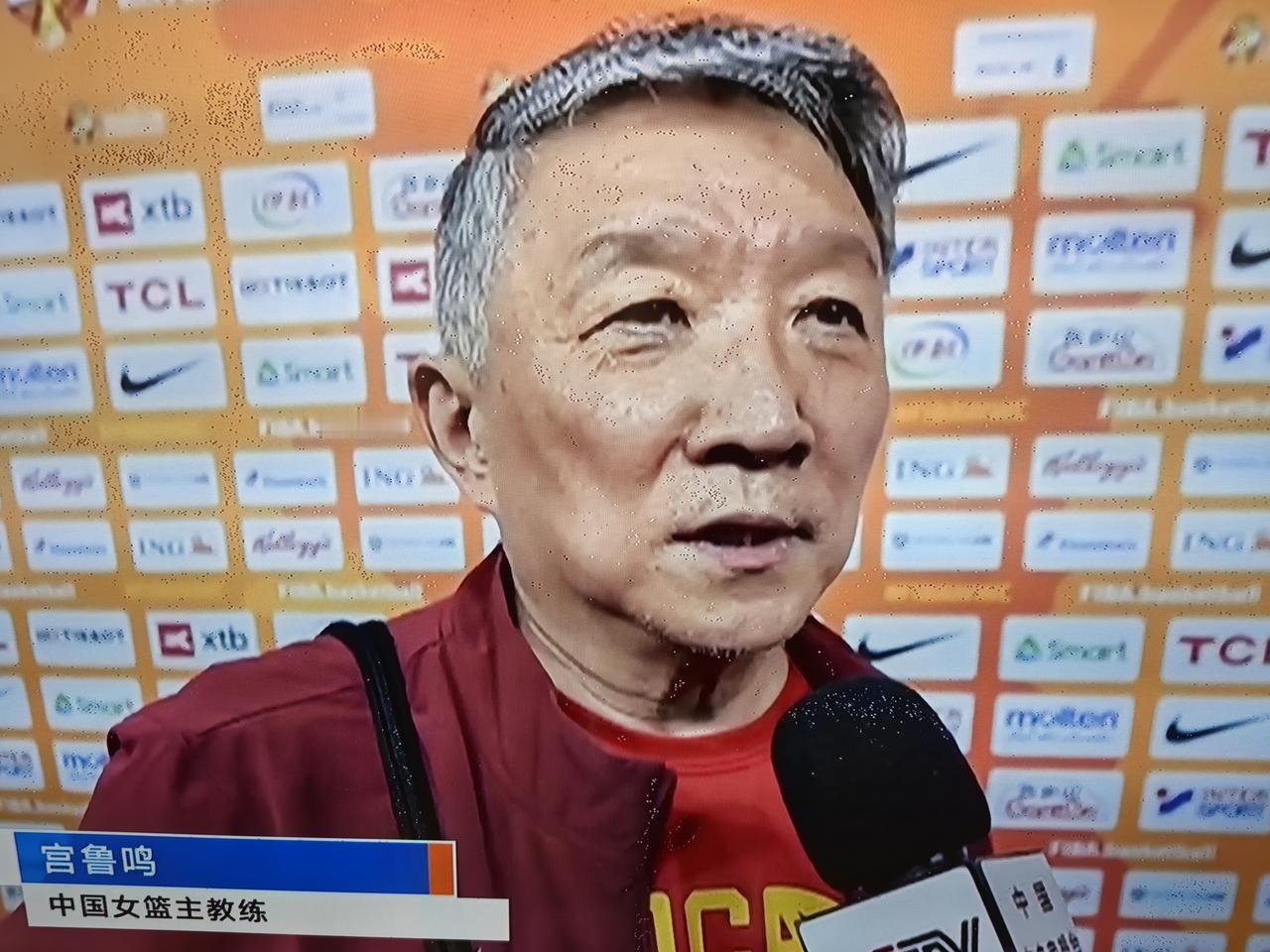 宫鲁鸣在李月汝因护照邮寄遗失缺席世界杯后，接受央视采访中说到，“其实她的缺席我