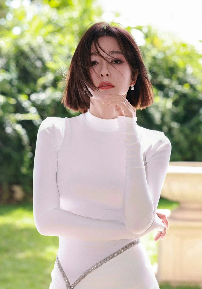 秦岚身材真好，没有一点赘肉​​​
