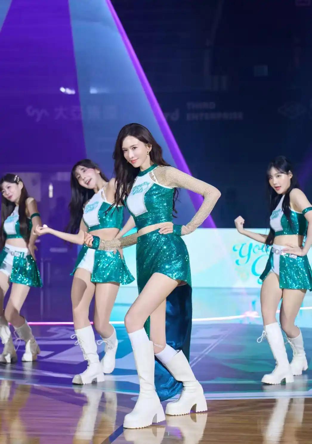 我想说，林志玲承认自己“老了”真的很难吗？都51岁了，却和20岁的小姑娘