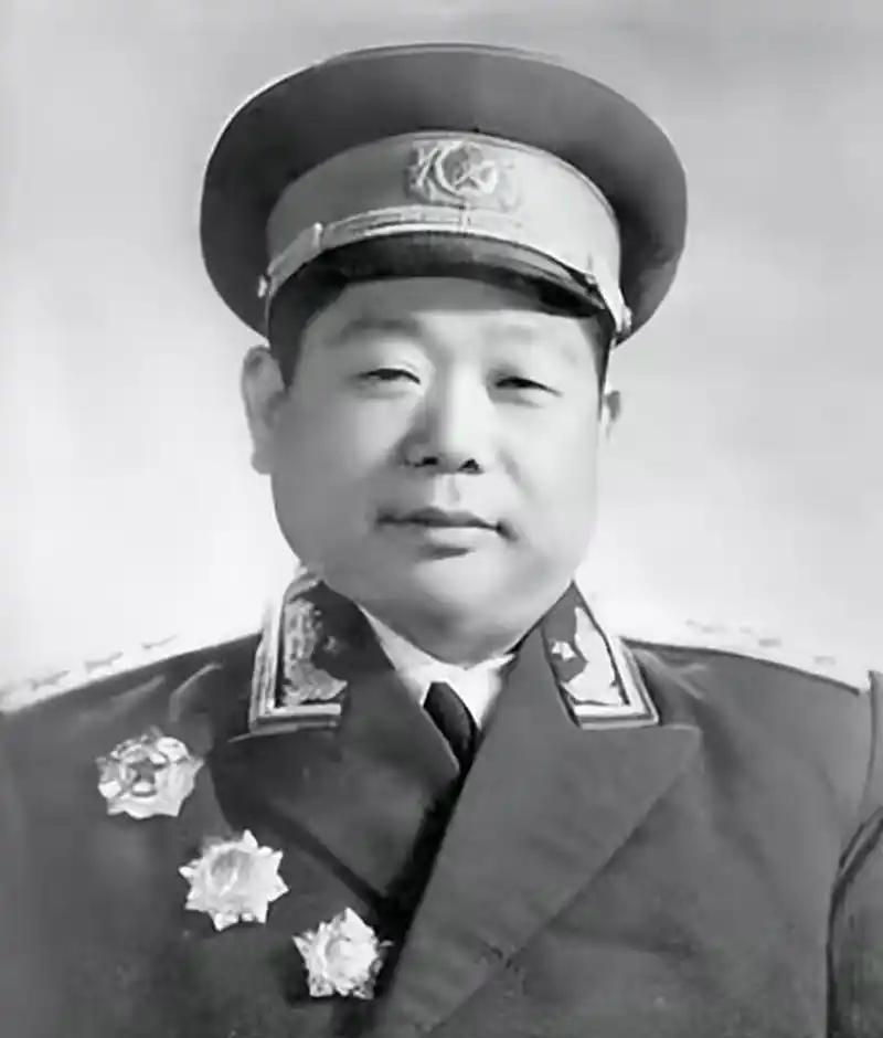 1947年，一个农民给解放军带路，聊天时提到了自己多年未见的哥哥，连长吃惊道，你