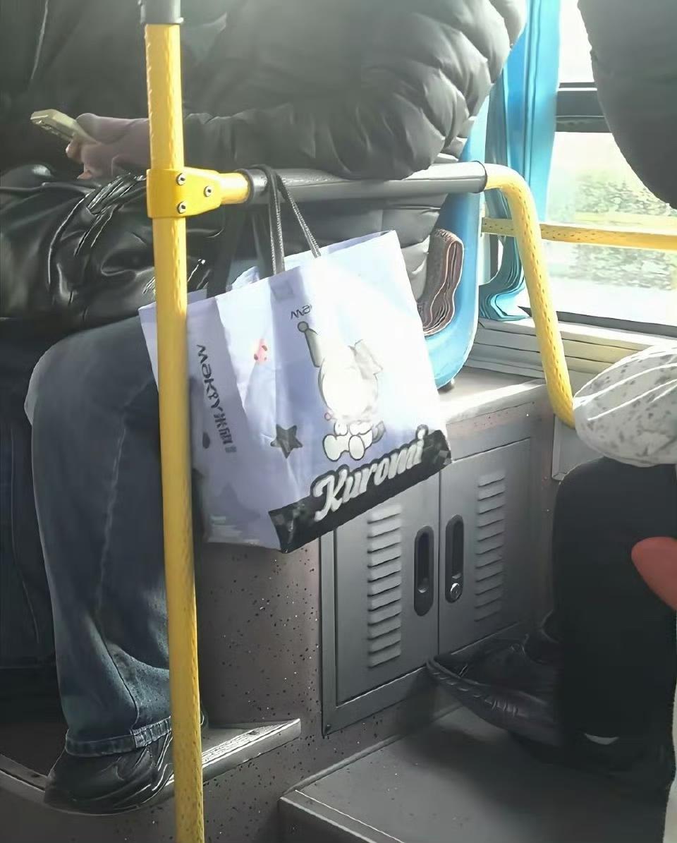 公交车坐过三站了都没看明白，他是怎么挂上去的？