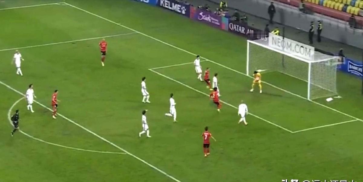 成都蓉城的上半场节奏简直是海港的2.0倍速。看完海港那场慢到让人打瞌睡的比赛，