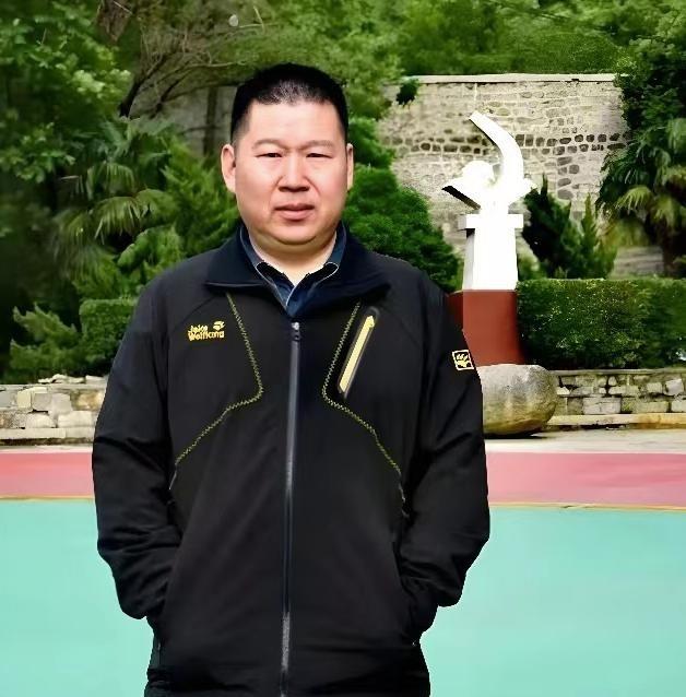 2023年，一位48岁的男人脑溢血突然去世，但是他的葬礼上居然有上千人排队悼念。