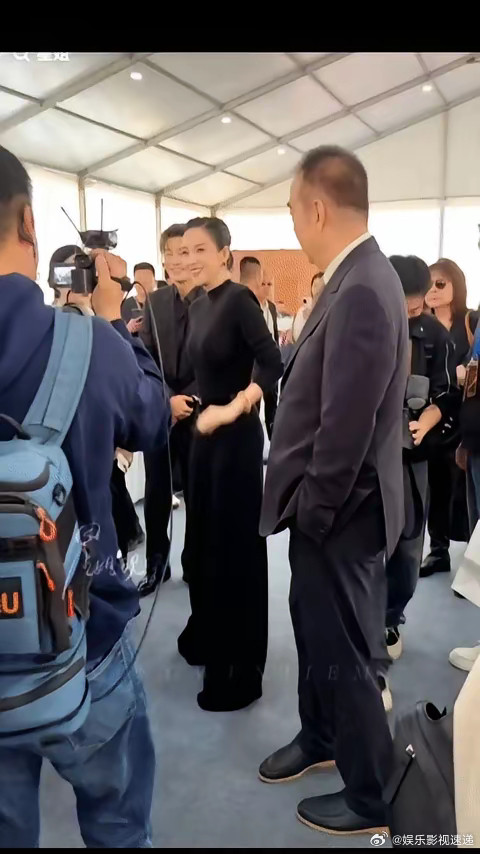 陈凯歌在华表奖后台单手插兜站着，目光扫向旁边的章子怡，结果章子怡愣是没发现，还拽
