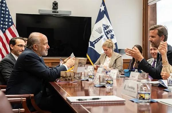 荷兰大臣7月率团访华，“安世之乱”的捣乱鬼，一个都不敢来据香港屏幕上，一份