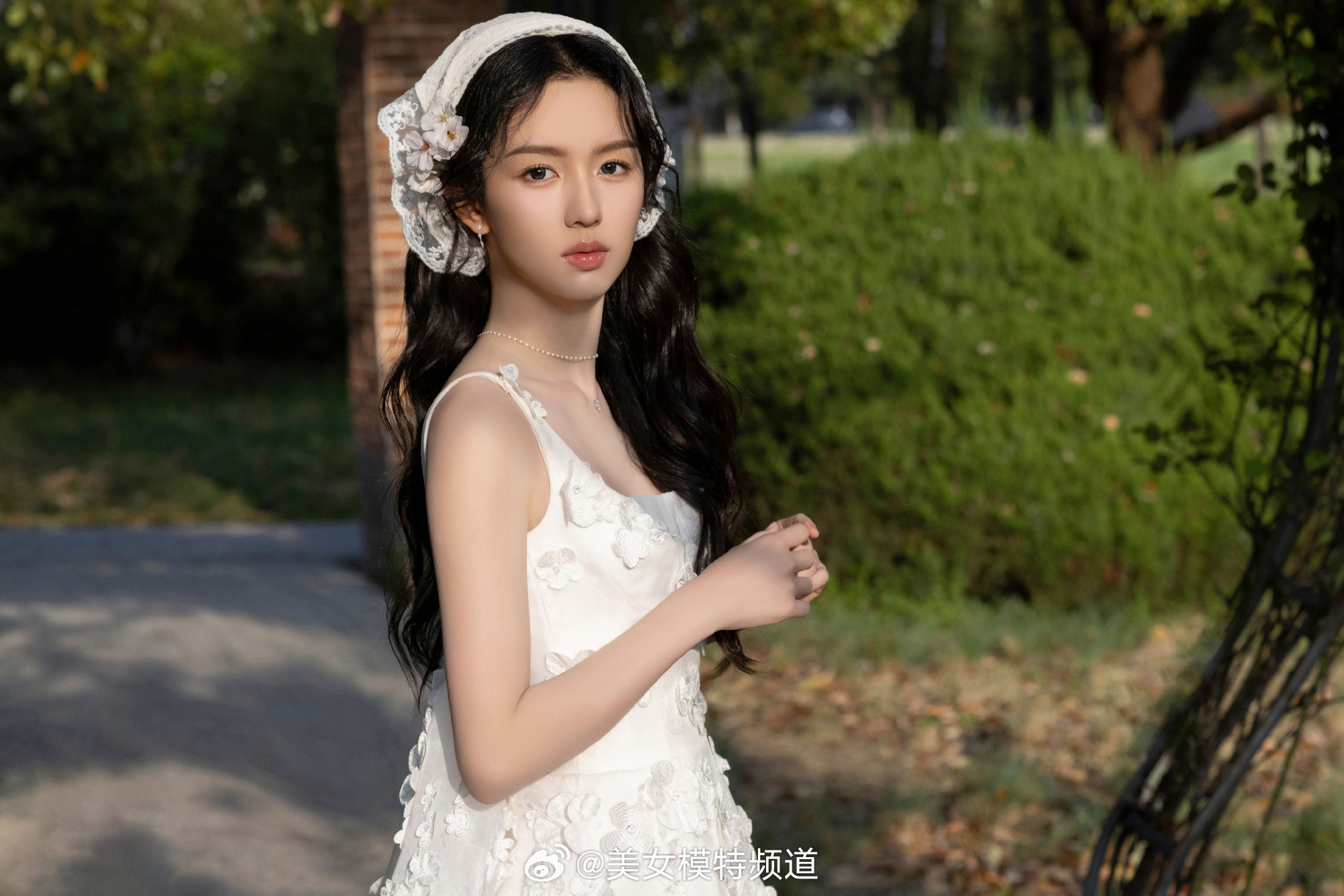 周也美丽的白裙子姑娘​​​