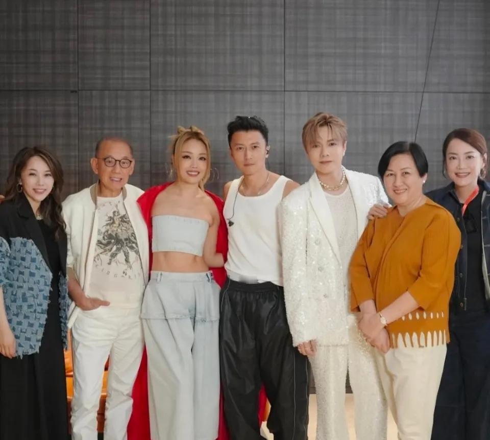 英皇艺人为何特别“忠心”，公司欠债百亿仍不离不弃？在娱乐圈这个风云变幻的大舞