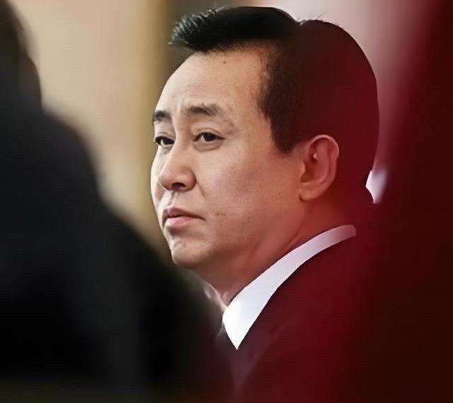 许家印负债2.4万亿啥概念？月薪3000不吃不喝得赚6600万年