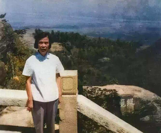 1959年毛主席与贺子珍在庐山相见，贺子珍"未语泪先流"，临走时拍了一张照片。