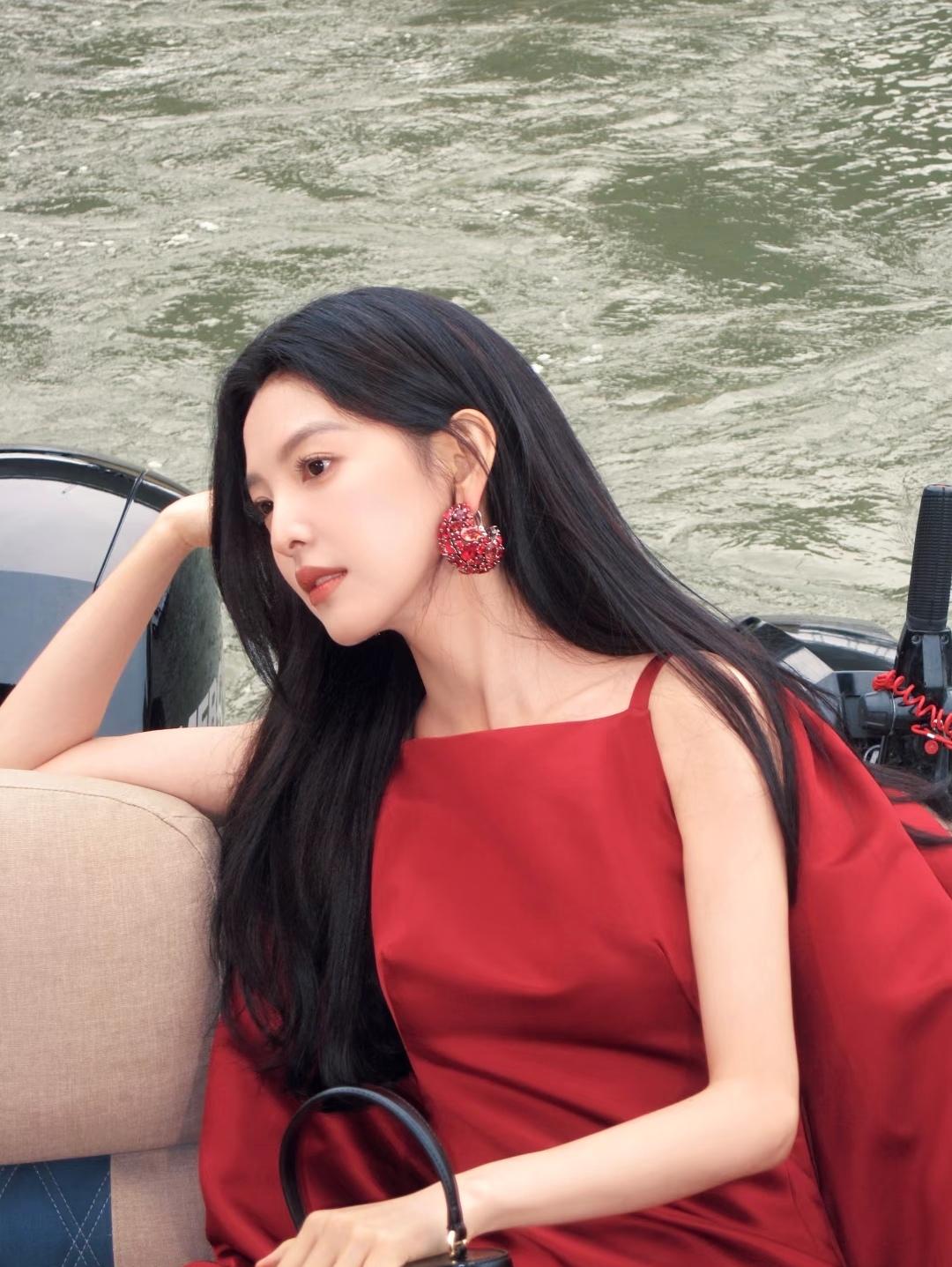 章若楠，车厘子红原来这么适合她。