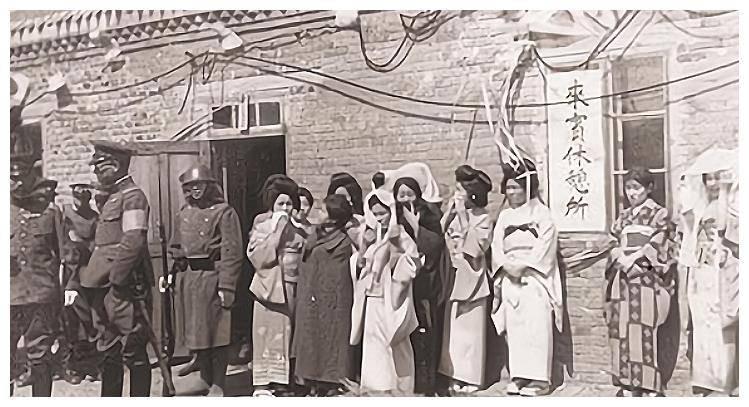 1938年，为了满足自己对女性生殖构造的好奇心，一鬼子军医让人把一女人使劲儿摁倒