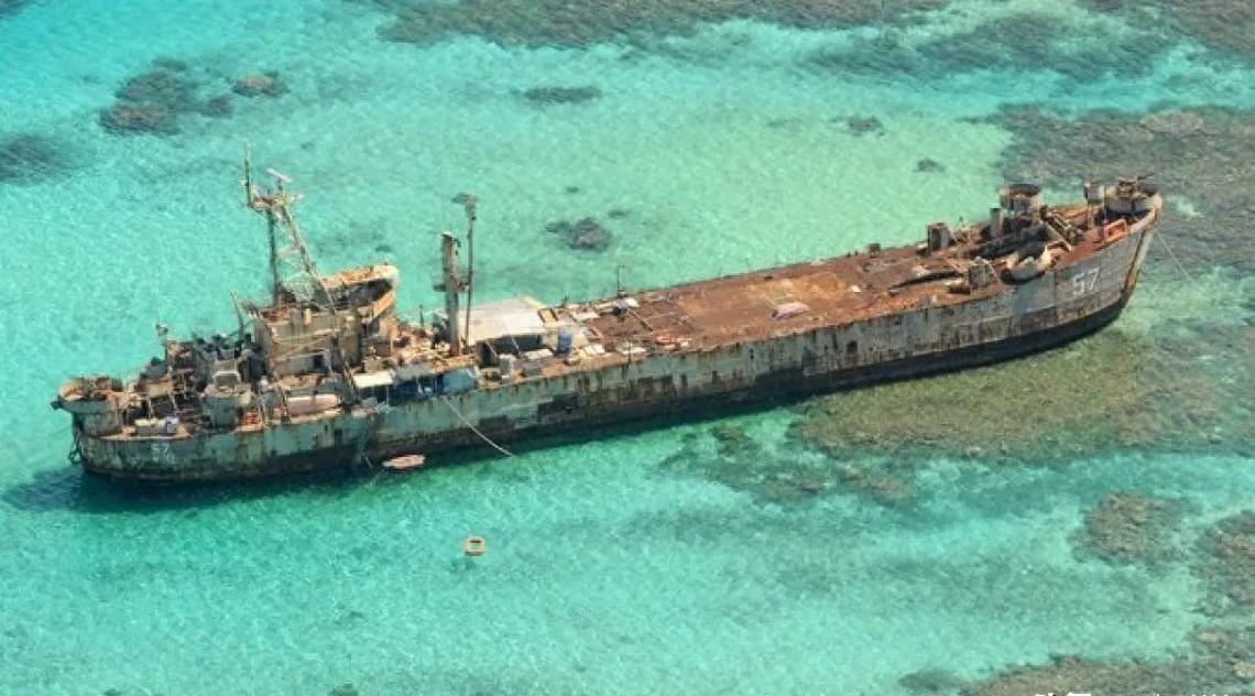 菲律宾在仁爱礁赖着不走的那艘破船，当年他们以为下了一步绝世妙棋。谁能想到，这艘锈