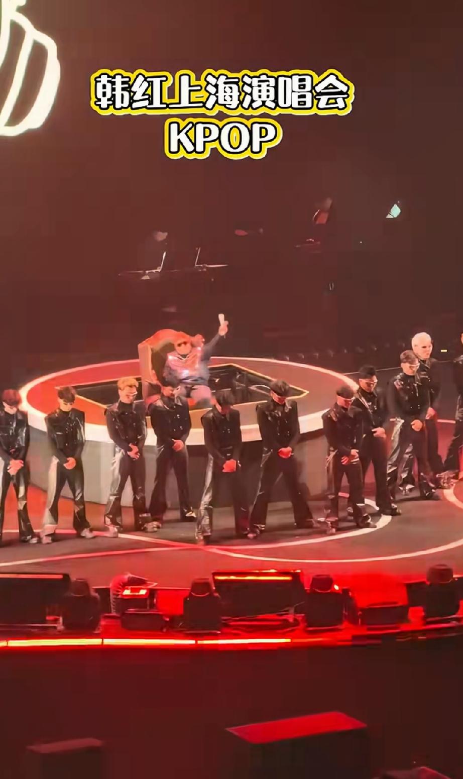 著名歌唱家韩红老师在上海的演唱会，出场方式霸气十足，超级有范，惊艳所有人，其他人