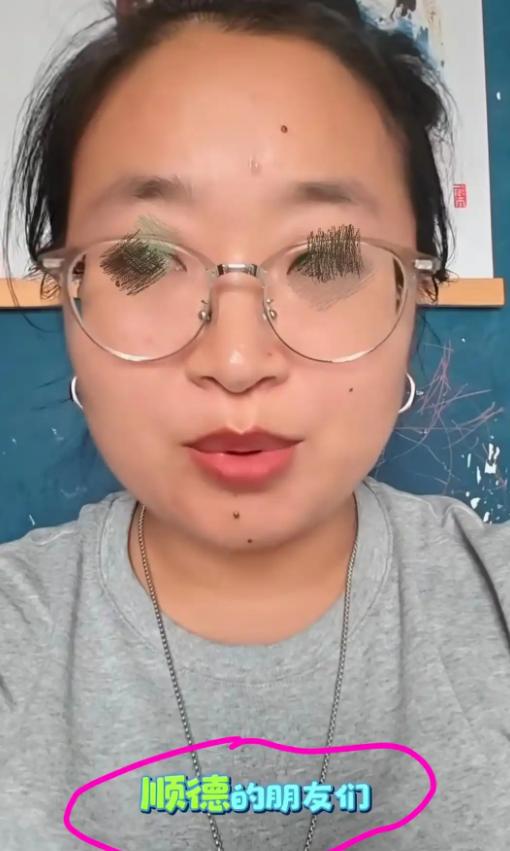 2026年6月，佛山顺德一名外地宝妈独自带3岁孩子进店消费，两人只点一份煲仔饭，