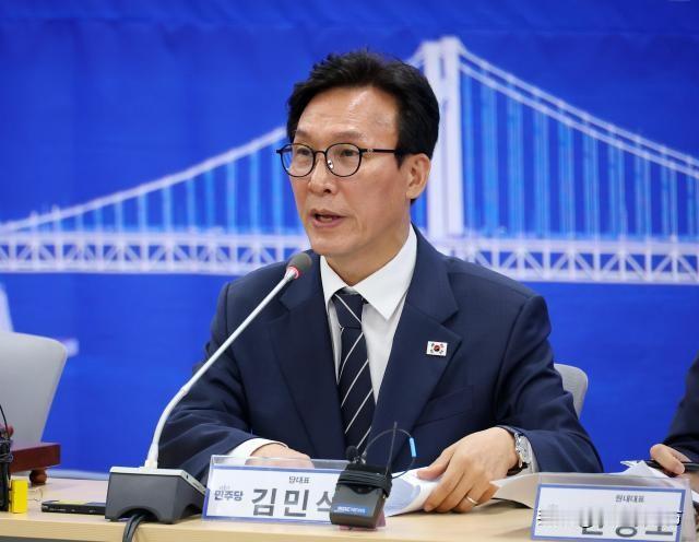 强闯大法官提名红线？韩国执政党党首金民锡严厉警告最高法院首席大法官曹喜大：要么辞