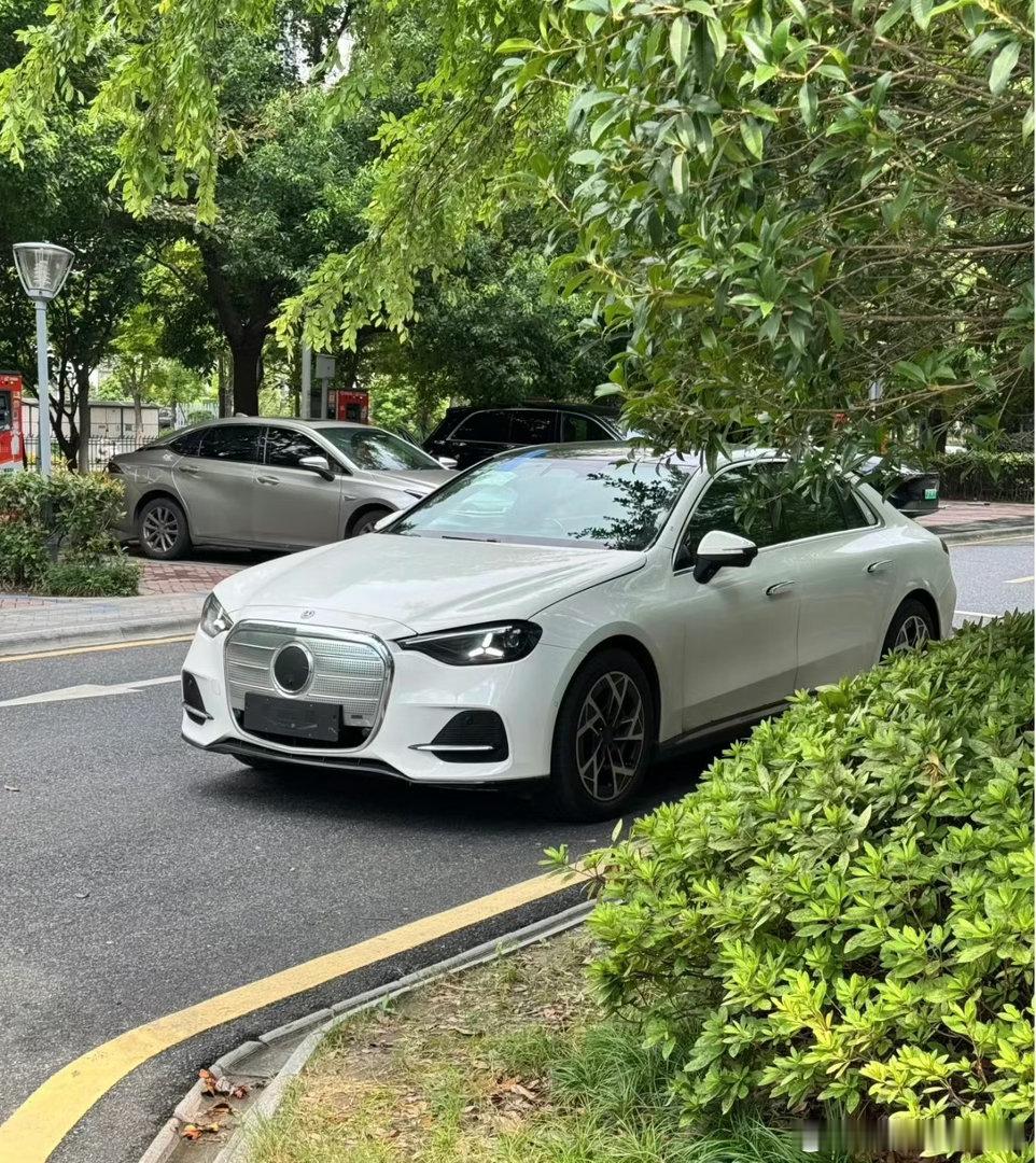 群里看到的，新款纯电奔驰C级实拍，感觉怎么样？[思考]#凯文聊车#​