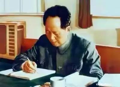 毛泽东被誉为“中国的工业化之父”应该是当之无愧的。中国的工业化自清末就开始了，为