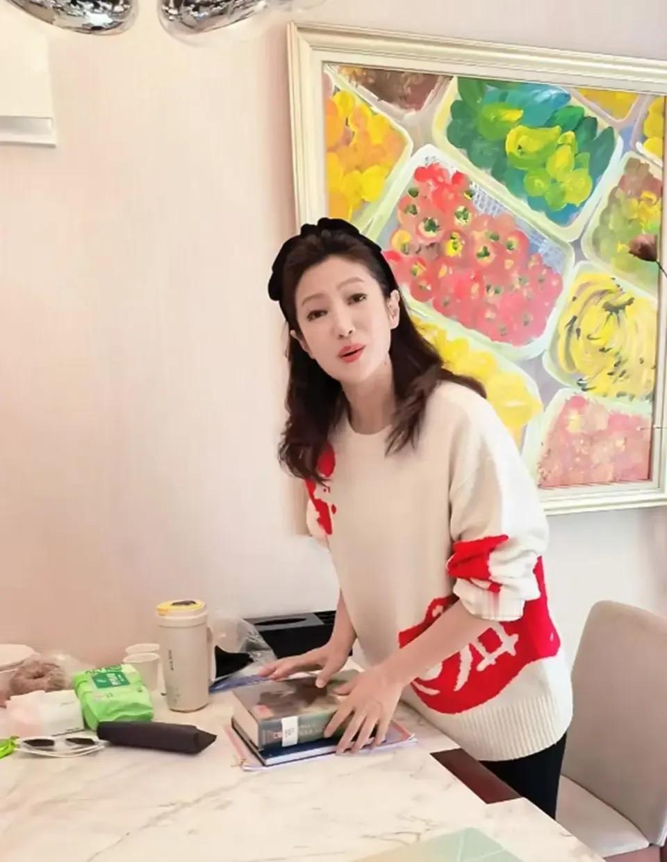 小年时节，主持人春妮忙着扫房子，不经意间让大众看到了她与刚强在北京的温馨生活。他