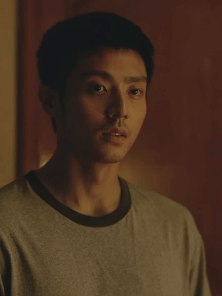 被高叶一个眼神盯毛了网剧重影秦虹盯着张妍翻自己身份证那段,她虽然嘴角带着笑眼里