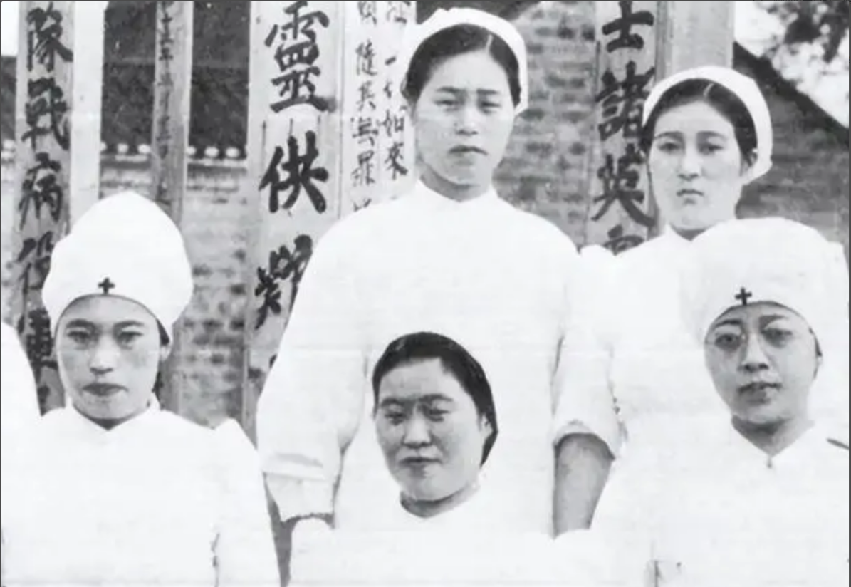 1946年除夕夜，一群女护士们以“吃药”之名，将毒药喂进解放军伤员口中，凌晨，4