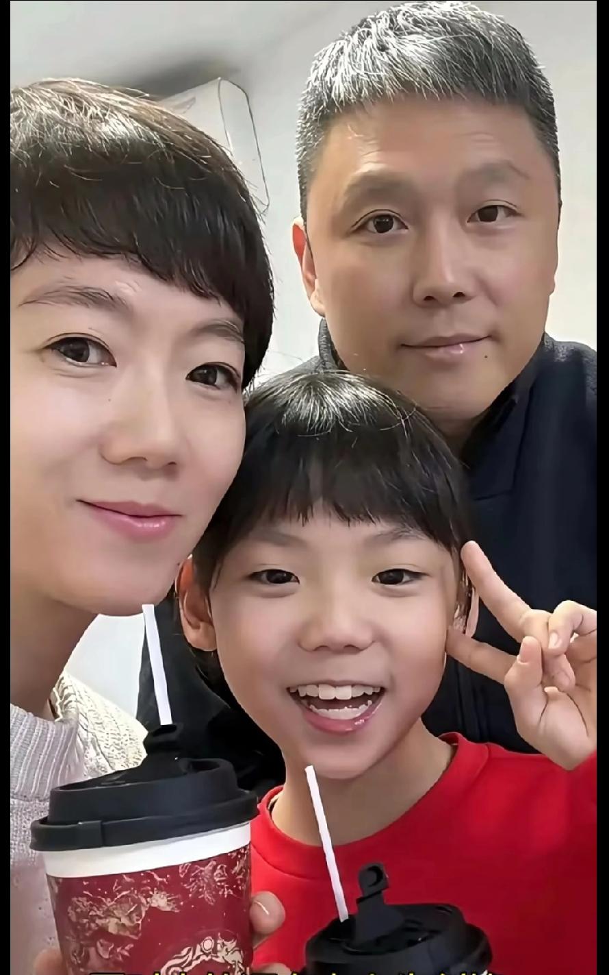 国乒教练刘志强的幸福全家福，原来爱人也是女乒前辈✨看到这张全家福，一下子就