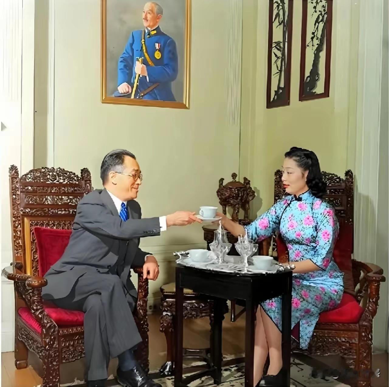 胡适是个文人，看起来是很斯文的，与他坐在一起的这个女子，穿着一身旗袍，看起来也是