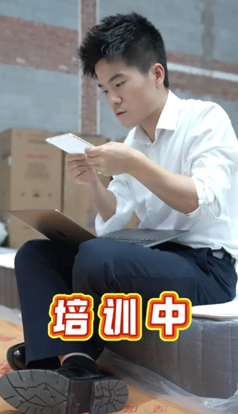 无论外界如何喧嚣，怎么也挡不住董宇辉自我精进的步伐昨天董宇辉没上播，可他并没