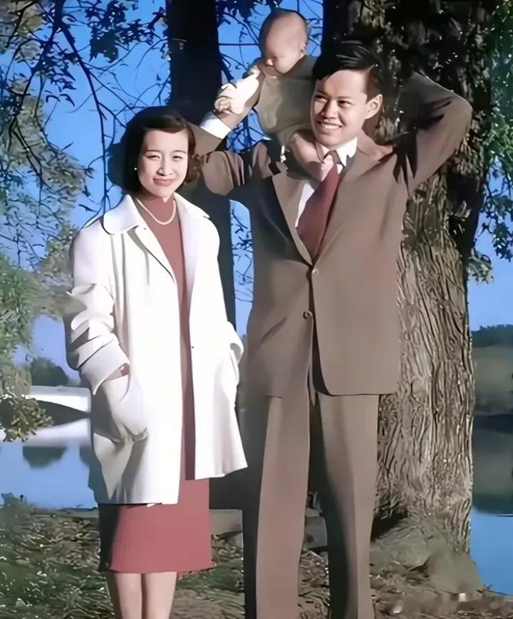 50年代，杨振宁一家三口的幸福合影​​​