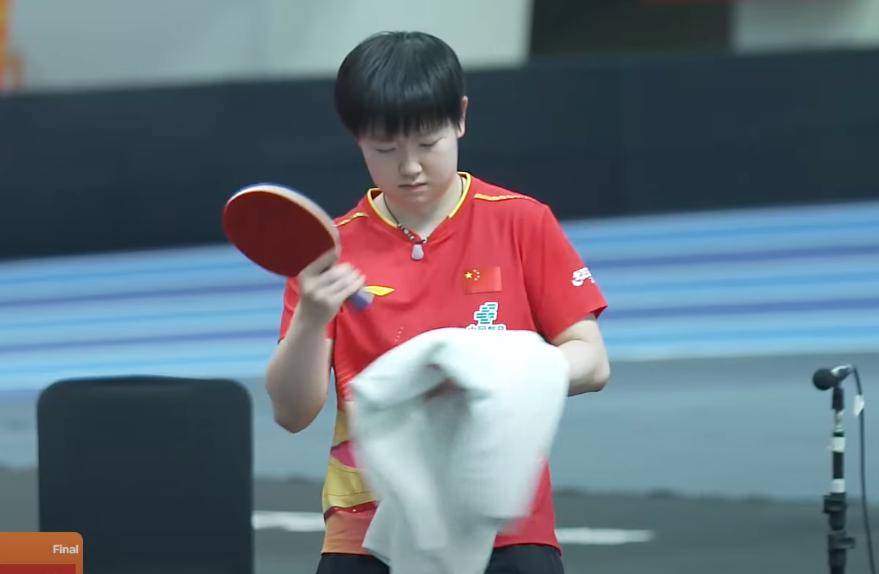 笑死我了！孙颖莎都打张本美和11:5了，邱贻可还是一副不满意的样子。第一局