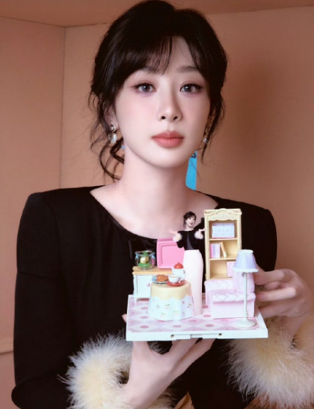 杨紫越来越美我一直有一个问题今天就算被骂，我也要说。那就是女大十八变，杨紫