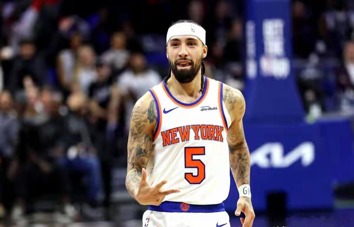 就为了省两个次轮签，火箭队亲手给自己挖了个大坑。交易截止日前，尼克斯用俩次轮签就