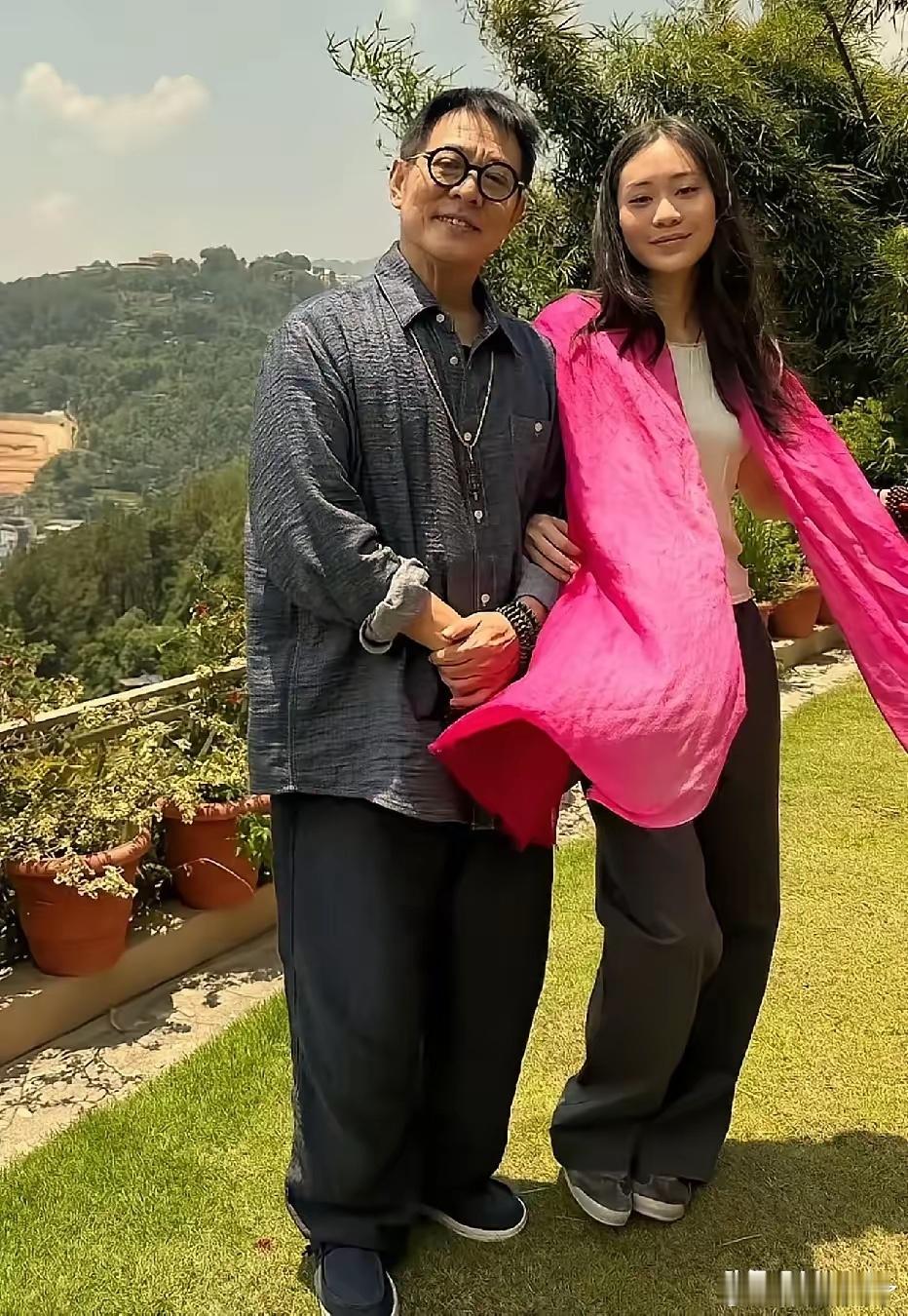 李连杰陪着小女儿在尼泊尔生活，就像个普通老爸一样陪着闺女，温暖又温馨，其乐融融，