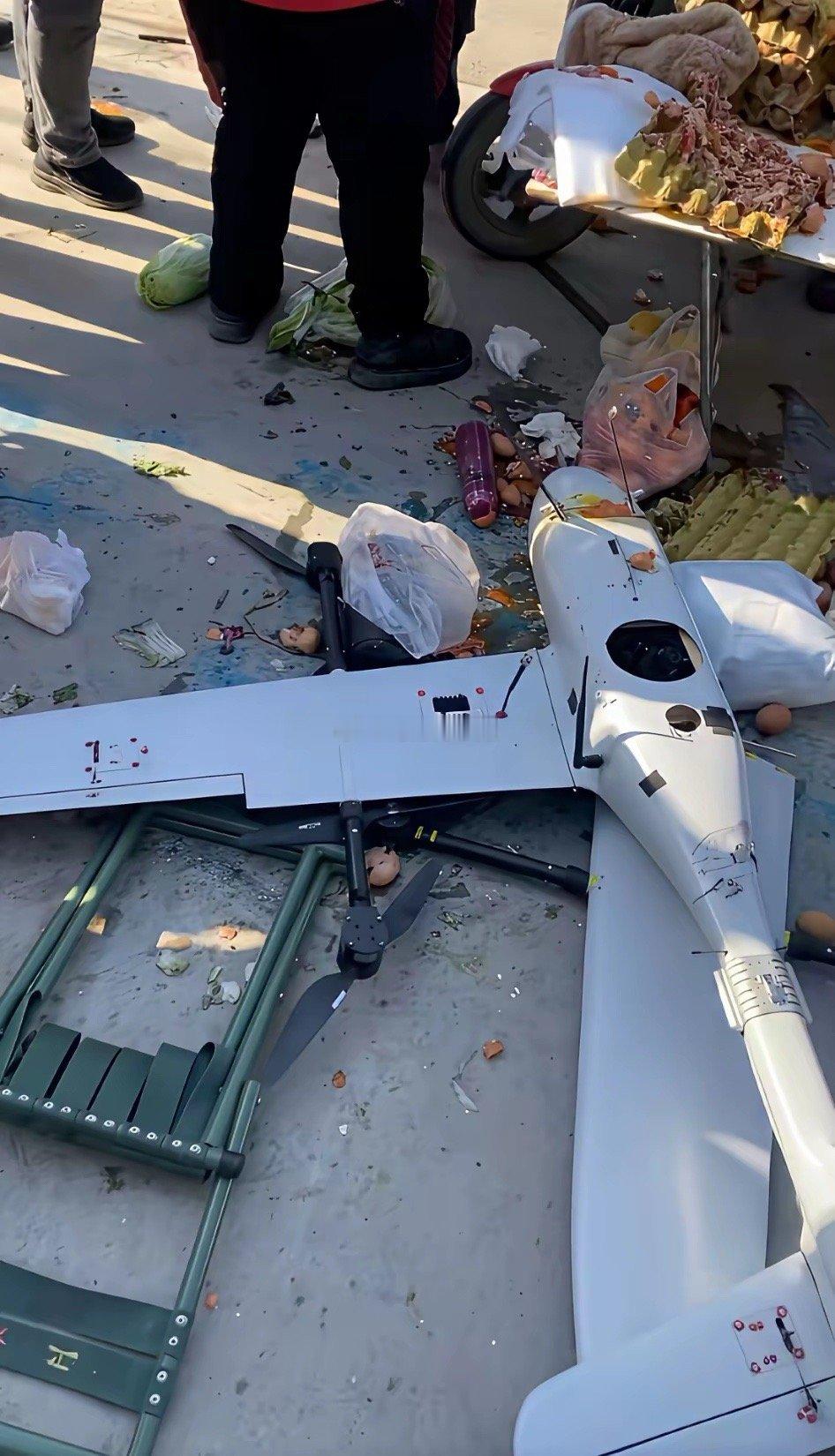 天上掉下个飞机，把摊位都给砸了，鸡蛋烂了，飞机碎了，摊主伤情不详刚有人在买毛蛋，