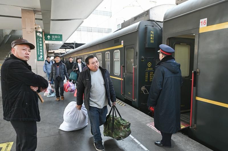 2026年铁路春运2月2日就开始啦，一直持续到3月13日，整整40天。全国铁路预