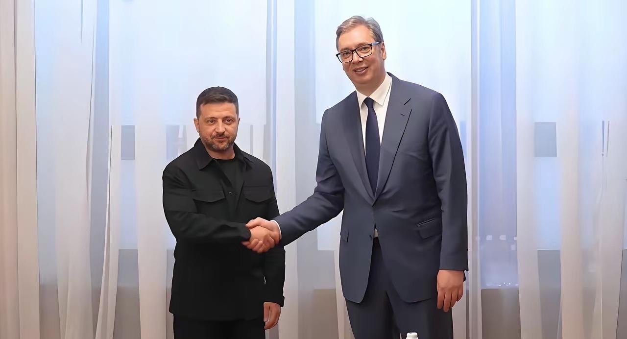 泽连斯基又找到了一根救命稻草，这时候与塞尔维亚总统武契奇进行进行友好的会唔，武契