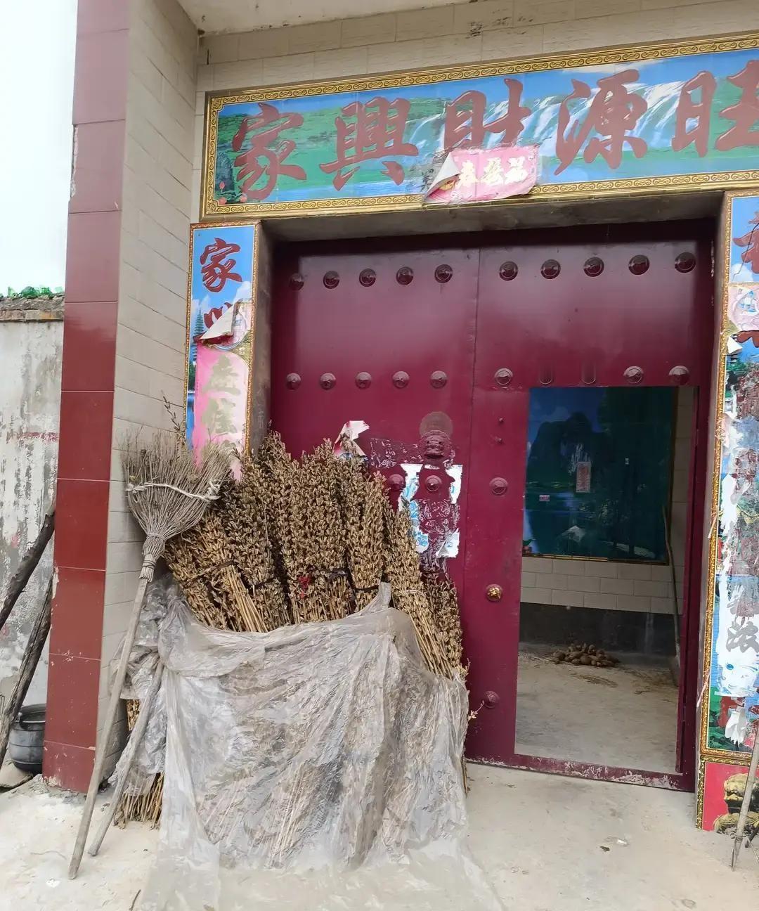 一个中年男人被公司裁员回家，老婆第一句话不是安慰，而是把离婚协议拍在饭桌上，说跟