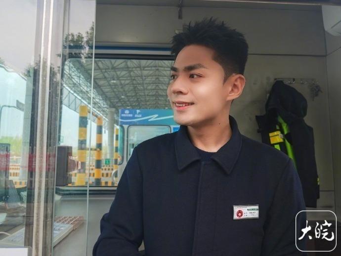 这下全国人民都知道了，这位小伙火了！安徽马鞍山，郑蒲港收费站有个00后收费员，因