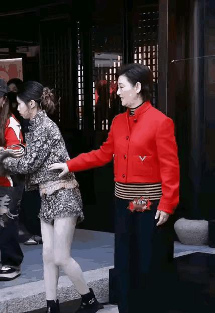 19岁养女当众甩开母亲的手，全网骂她白眼狼。我却要为她叫好。因为这一幕，我太