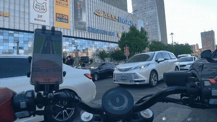 抱着孩子还是得注意安全啊