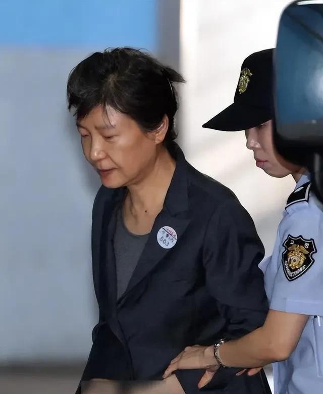 73岁的朴槿惠被特赦后，为什么出狱了，本可安享晚年得她，还要出来站队金文洙？道
