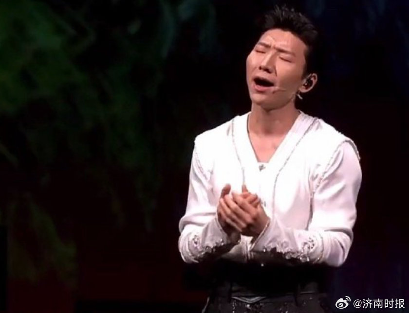 【#谁能想到莽村大公子唱歌这么好听#】#阿如那被演戏耽误了的歌手#马年央视#