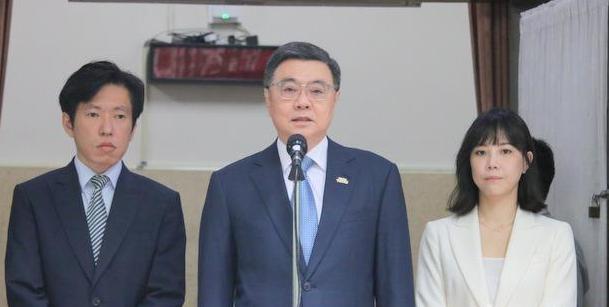 慌了！5月12日，“台独”卓荣泰突然高调放话，狂吹台美关系“牢不可破”！5月