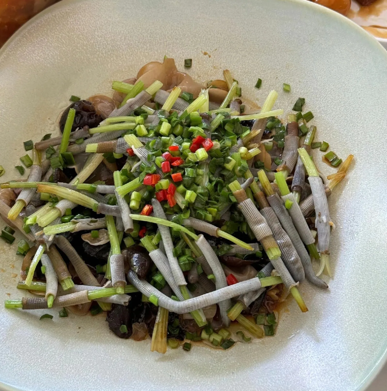 这个美食叫什么？是哪里的美食？看起来有点好吃，但就是有点无法下口的感觉！