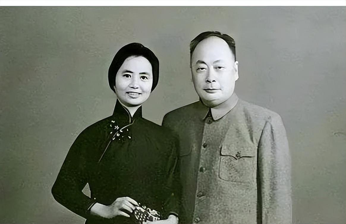 北京八宝山的追悼会上，许多人在送别陈毅元帅时，只注意到现场气氛庄重凝重，很少有人