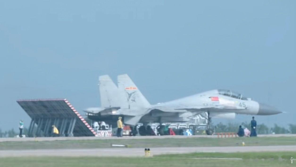 难得一见的双座型J15S[666]海军某舰载机综合试验训练基地上的弹射器[酷